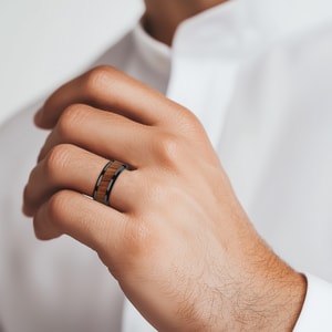 The Carpenter - Men's Wedding Ring with Carpathian Wood Inlay in Ceramic (8 mm)